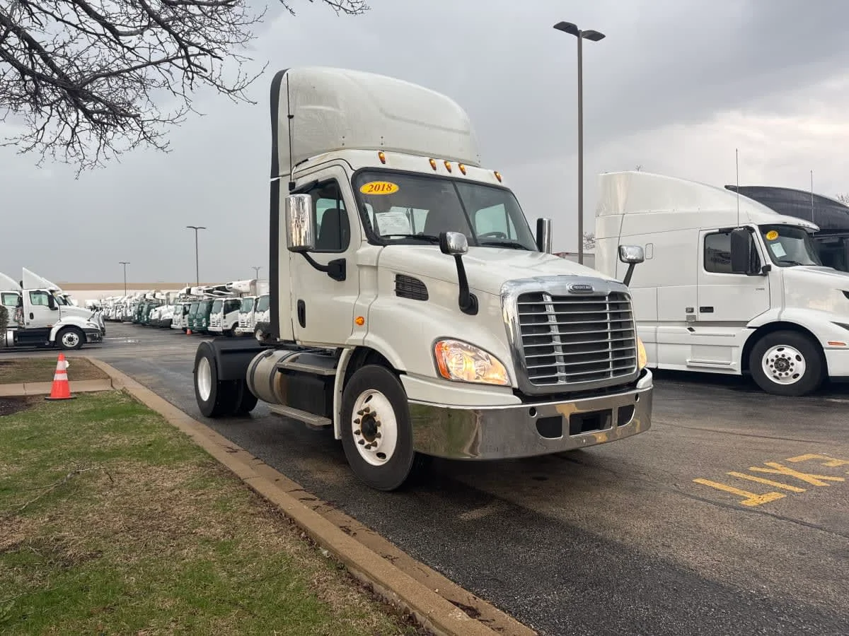 2018 Freightliner Cascadia in Bolingbrook, IL — photo 3