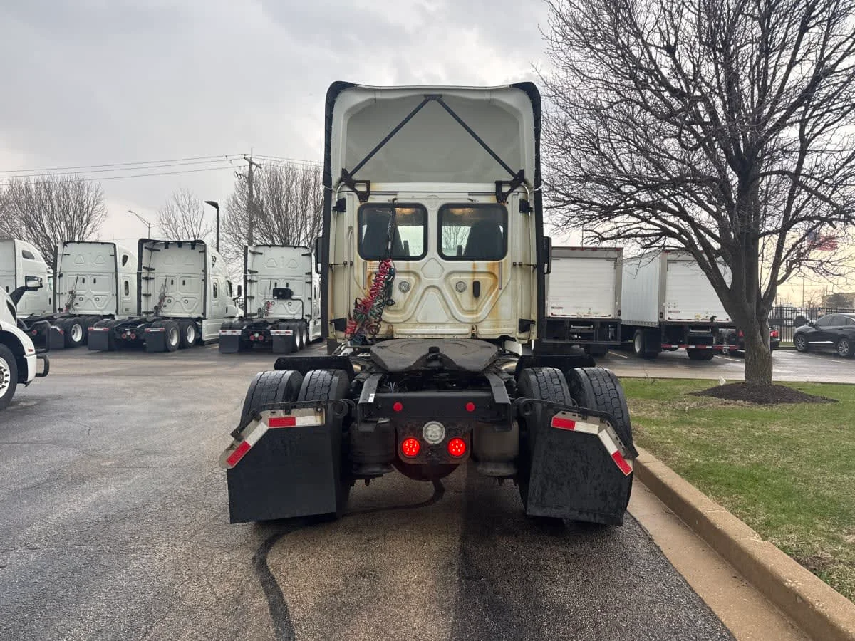 2018 Freightliner Cascadia in Bolingbrook, IL — photo 5