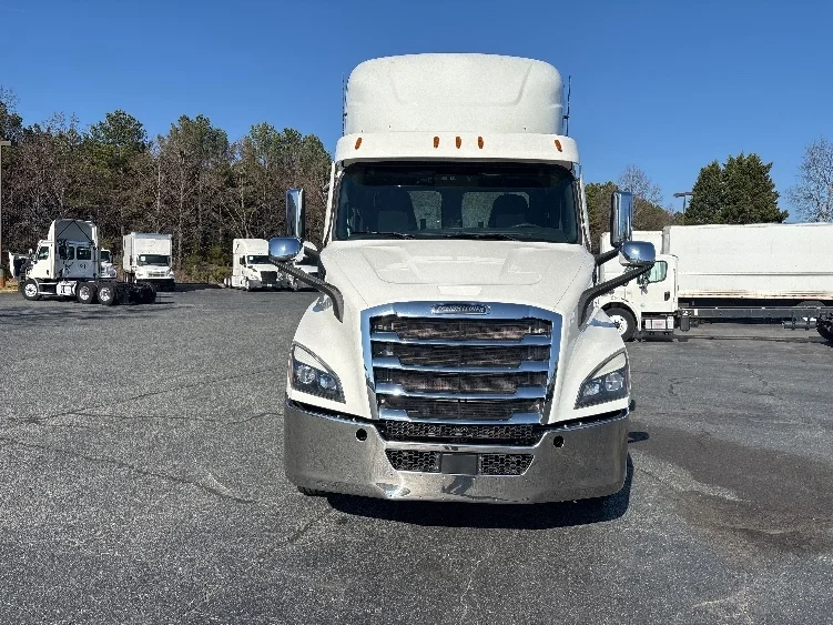 2021 Freightliner Cascadia in Concord, NC — photo 2