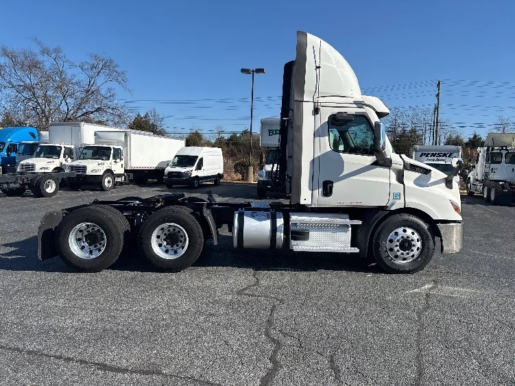 2021 Freightliner Cascadia in Concord, NC — photo 8