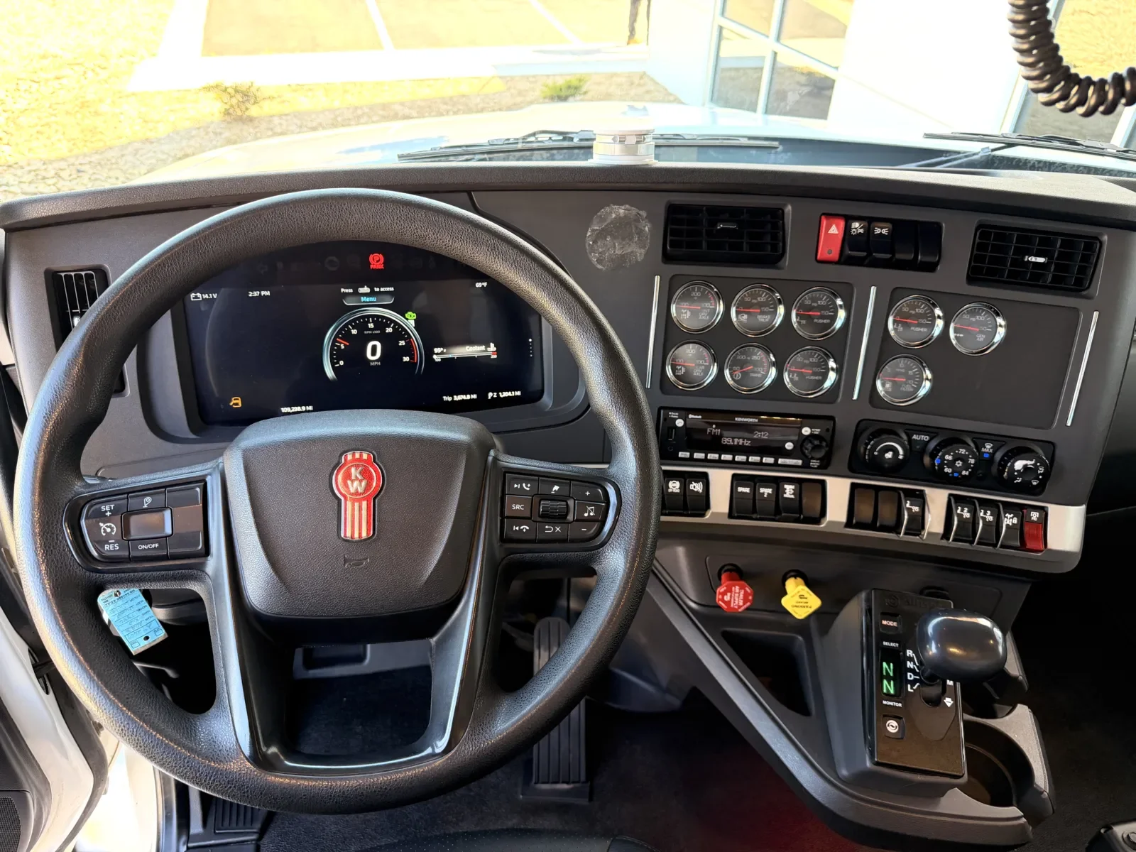 2023 Kenworth T880 - image 17