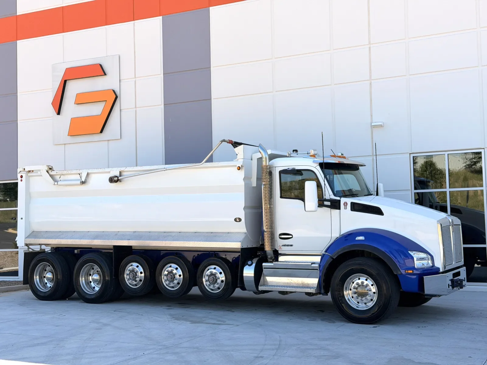 2023 Kenworth T880 - image 2