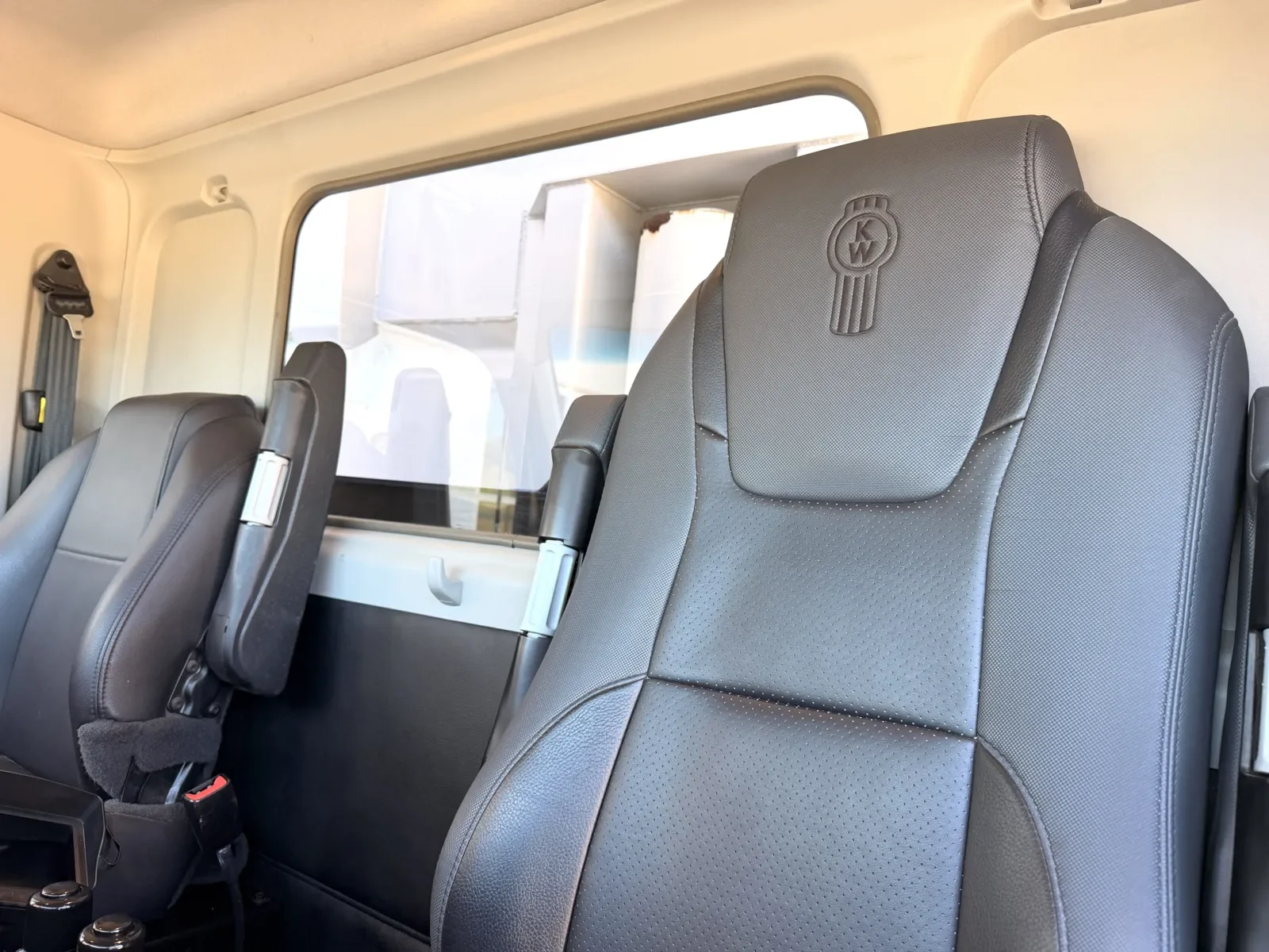 2023 Kenworth T880 - image 21