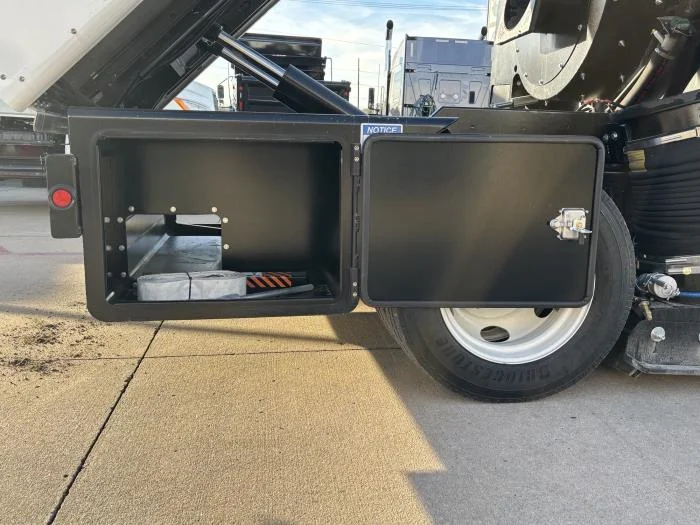 2025 Isuzu NRR in Lowell, AR — photo 14