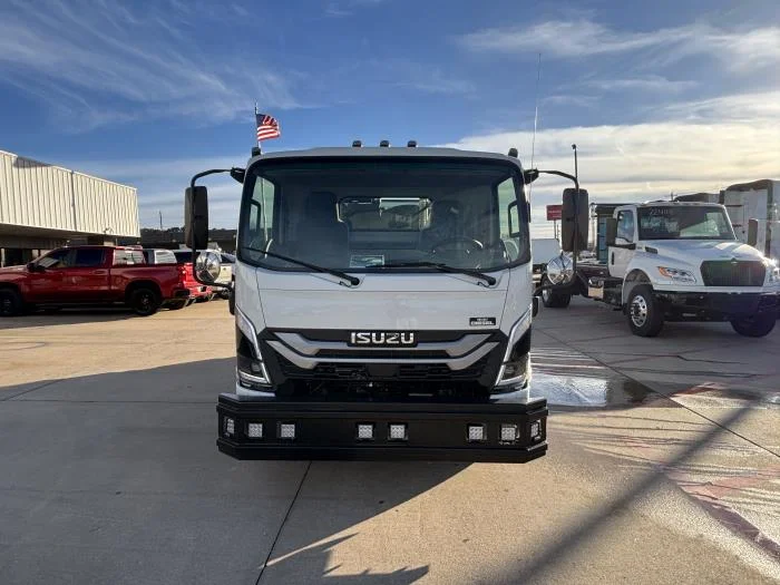 2025 Isuzu NRR in Lowell, AR — photo 9
