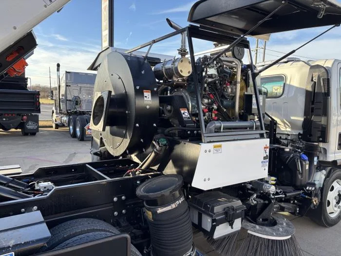 2025 Isuzu NRR in Lowell, AR — photo 18