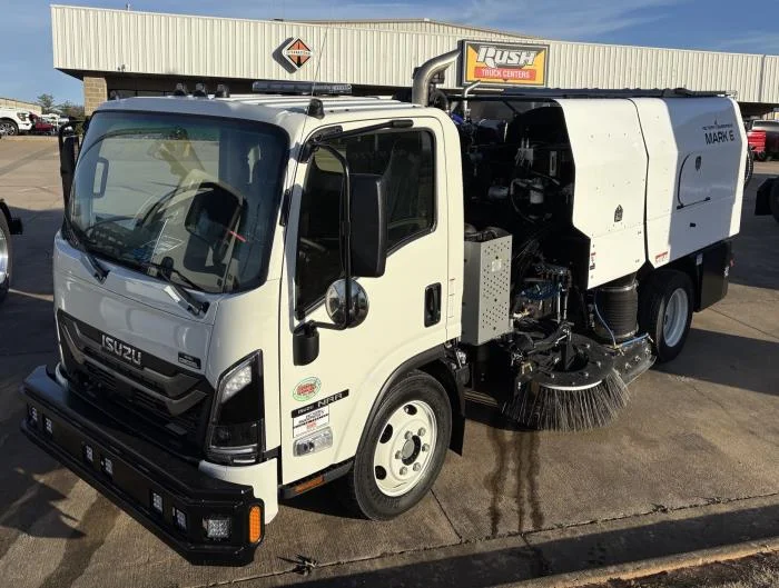 2025 Isuzu NRR in Lowell, AR — photo 23