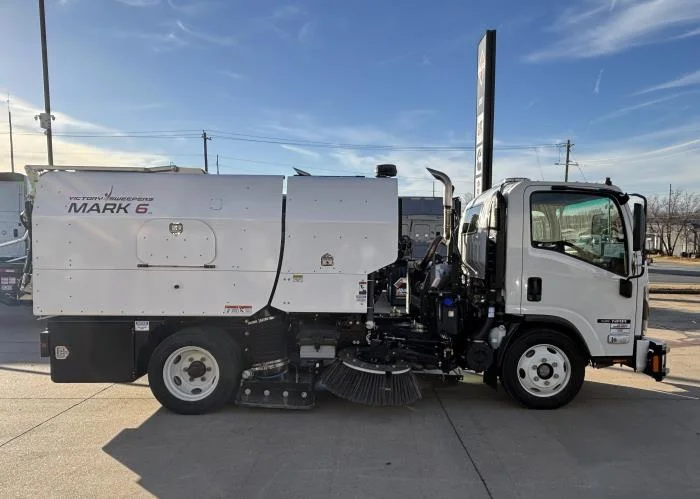 2025 Isuzu NRR in Lowell, AR — photo 7