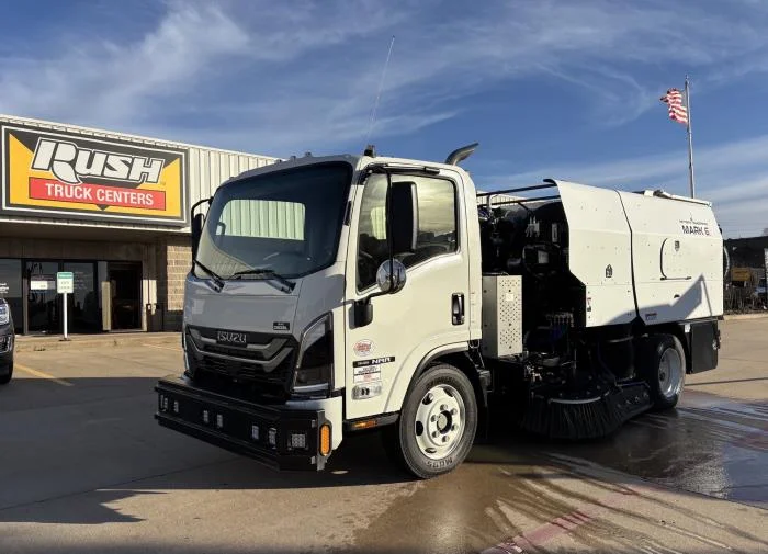 2025 Isuzu NRR in Lowell, AR — photo 2