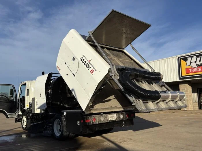 2025 Isuzu NRR in Lowell, AR — photo 13