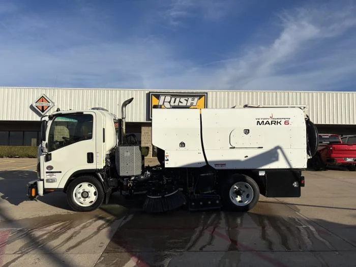 2025 Isuzu NRR in Lowell, AR — photo 3