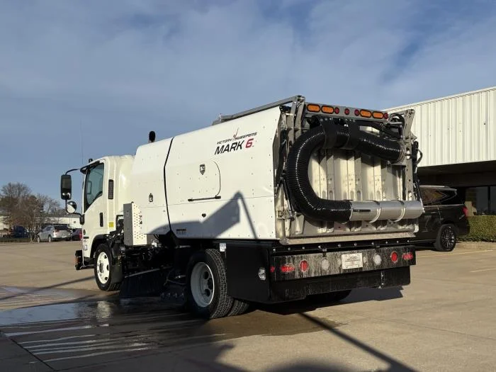 2025 Isuzu NRR in Lowell, AR — photo 4