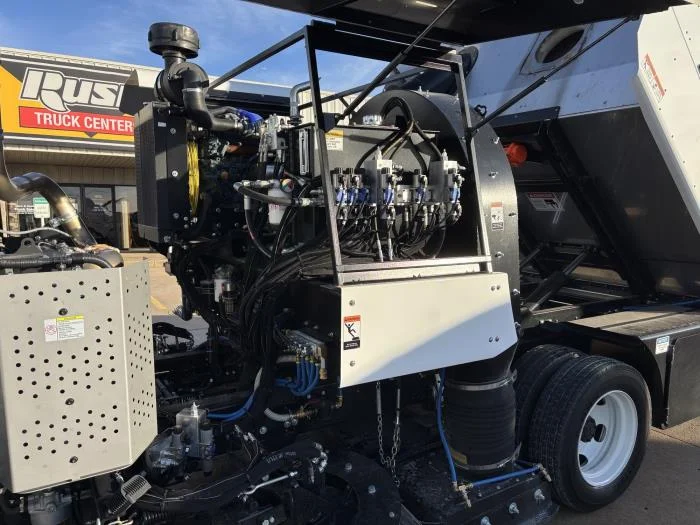 2025 Isuzu NRR in Lowell, AR — photo 17