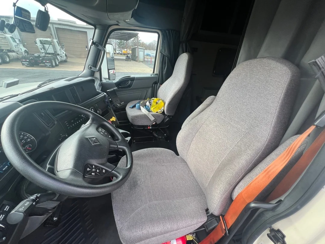 2022 International LT - image 12