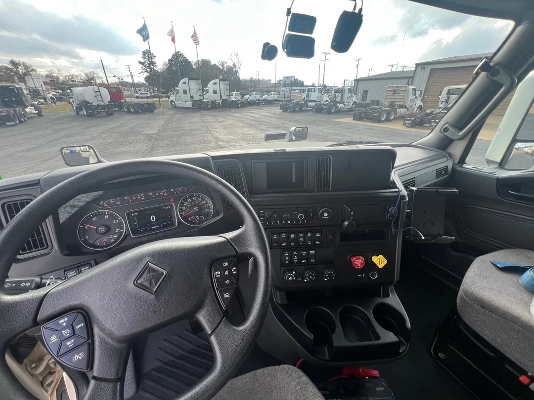 2022 International LT - image 13