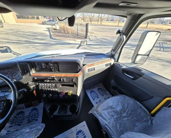 2021 International LT - image 1