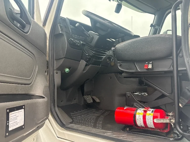 2020 International LT - image 9