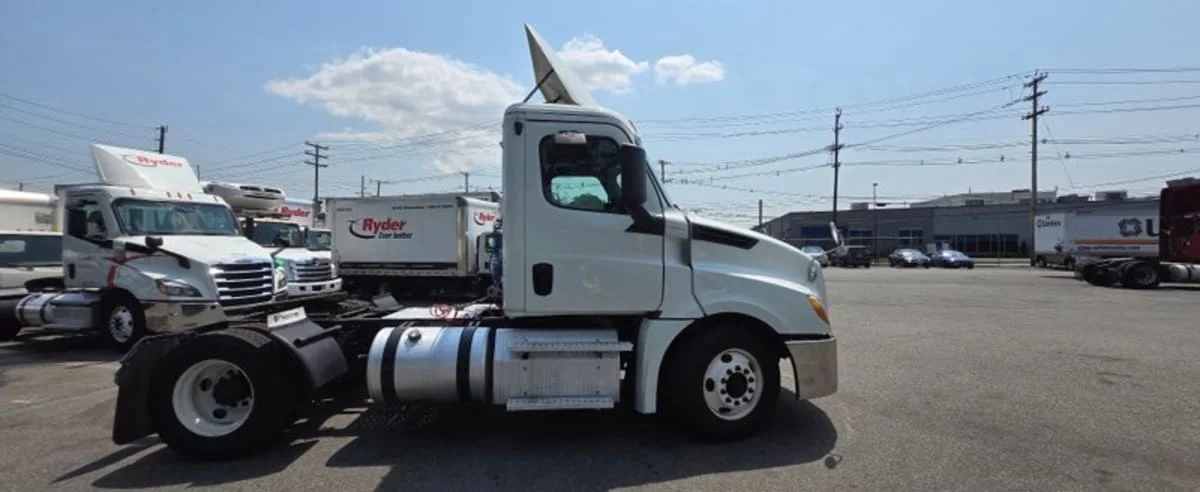 2020 Freightliner Cascadia in Newark, NJ — photo 10