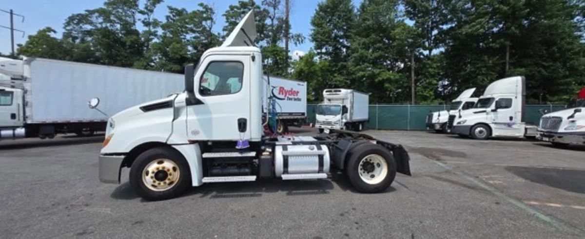 2020 Freightliner Cascadia in Newark, NJ — photo 9