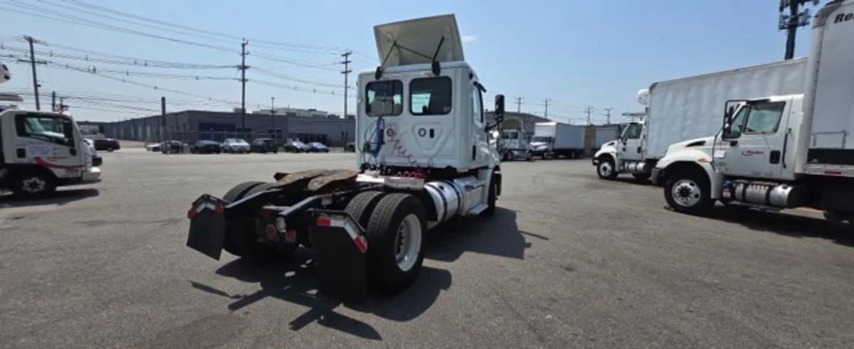 2020 Freightliner Cascadia in Newark, NJ — photo 6