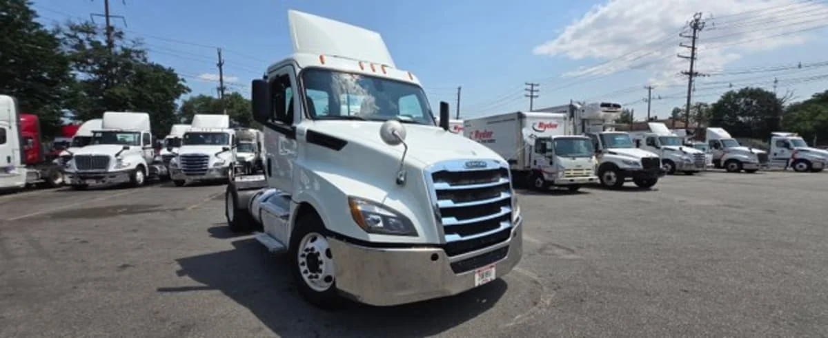 2020 Freightliner Cascadia in Newark, NJ — photo 3