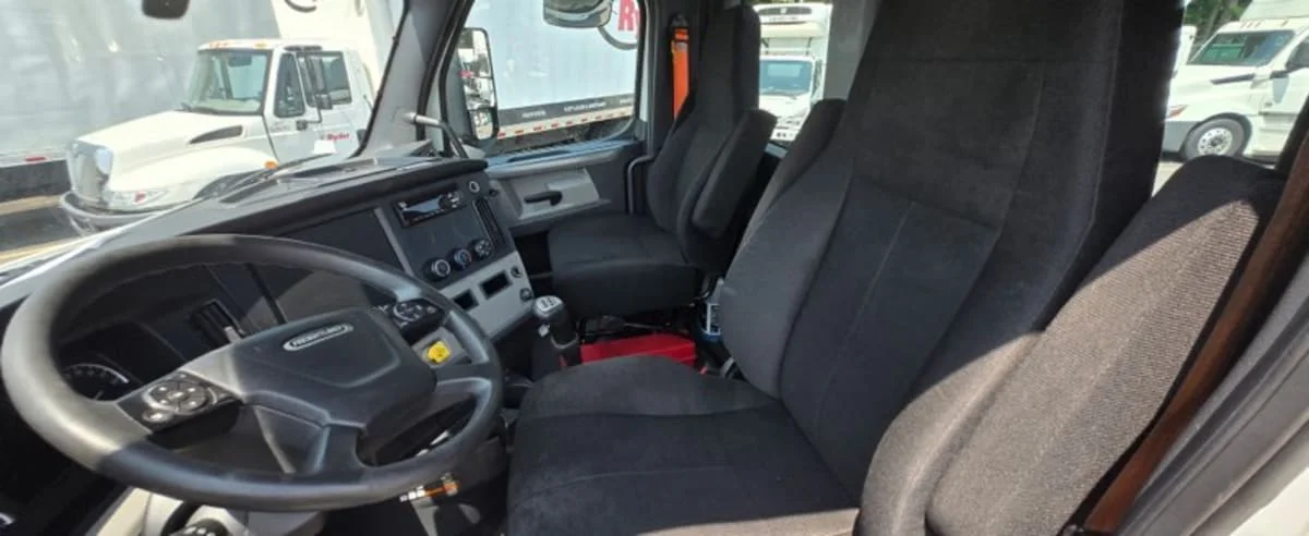 2020 Freightliner Cascadia in Newark, NJ — photo 15