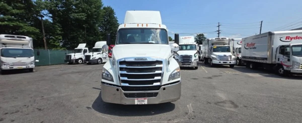 2020 Freightliner Cascadia in Newark, NJ — photo 2