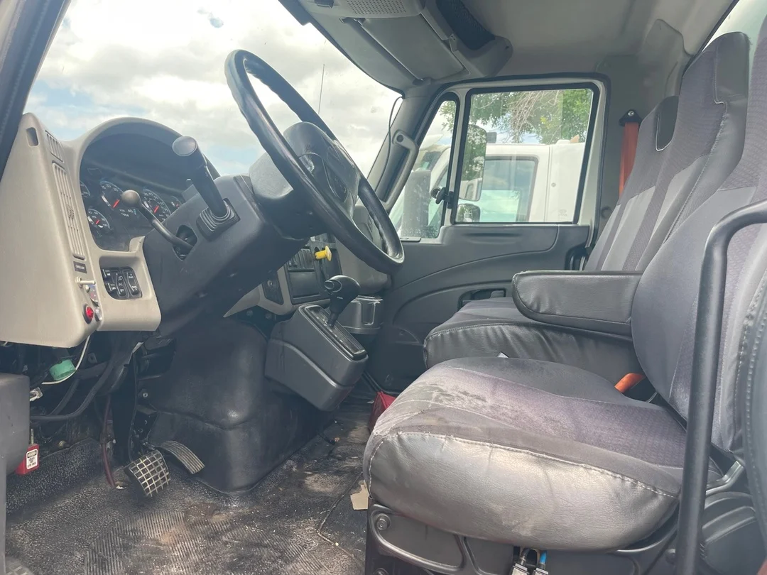 2017 International 4300 - image 3