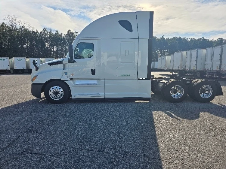 2021 Freightliner Cascadia in Prince George, VA — photo 4