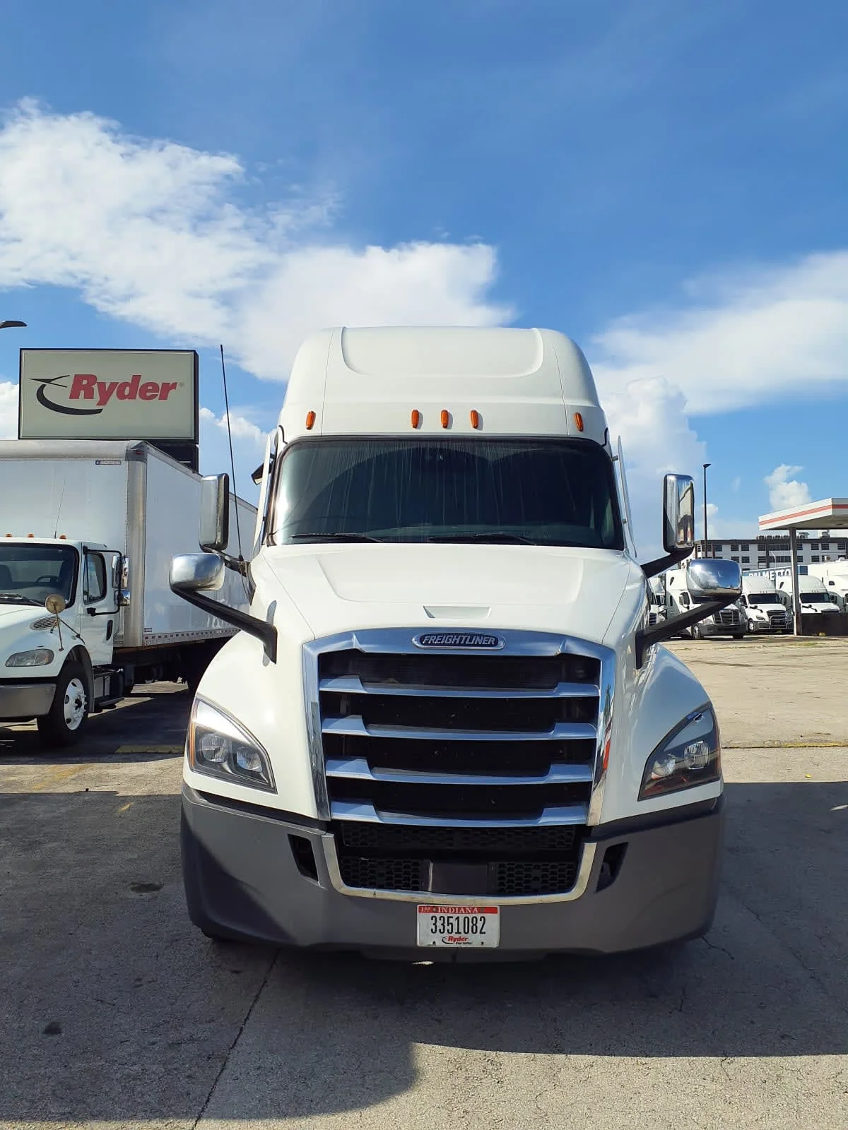 2023 Freightliner Cascadia in Miami, FL — photo 2