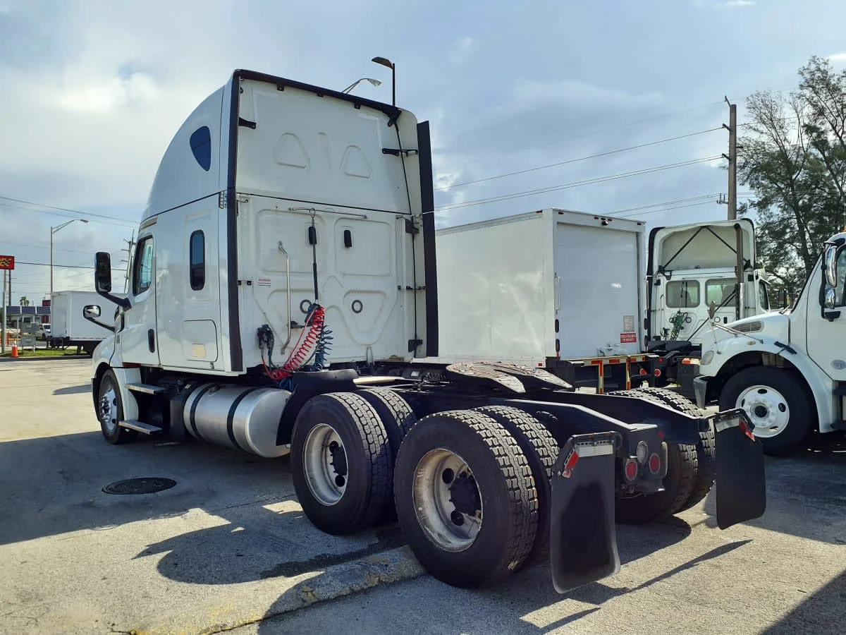 2023 Freightliner Cascadia in Miami, FL — photo 6