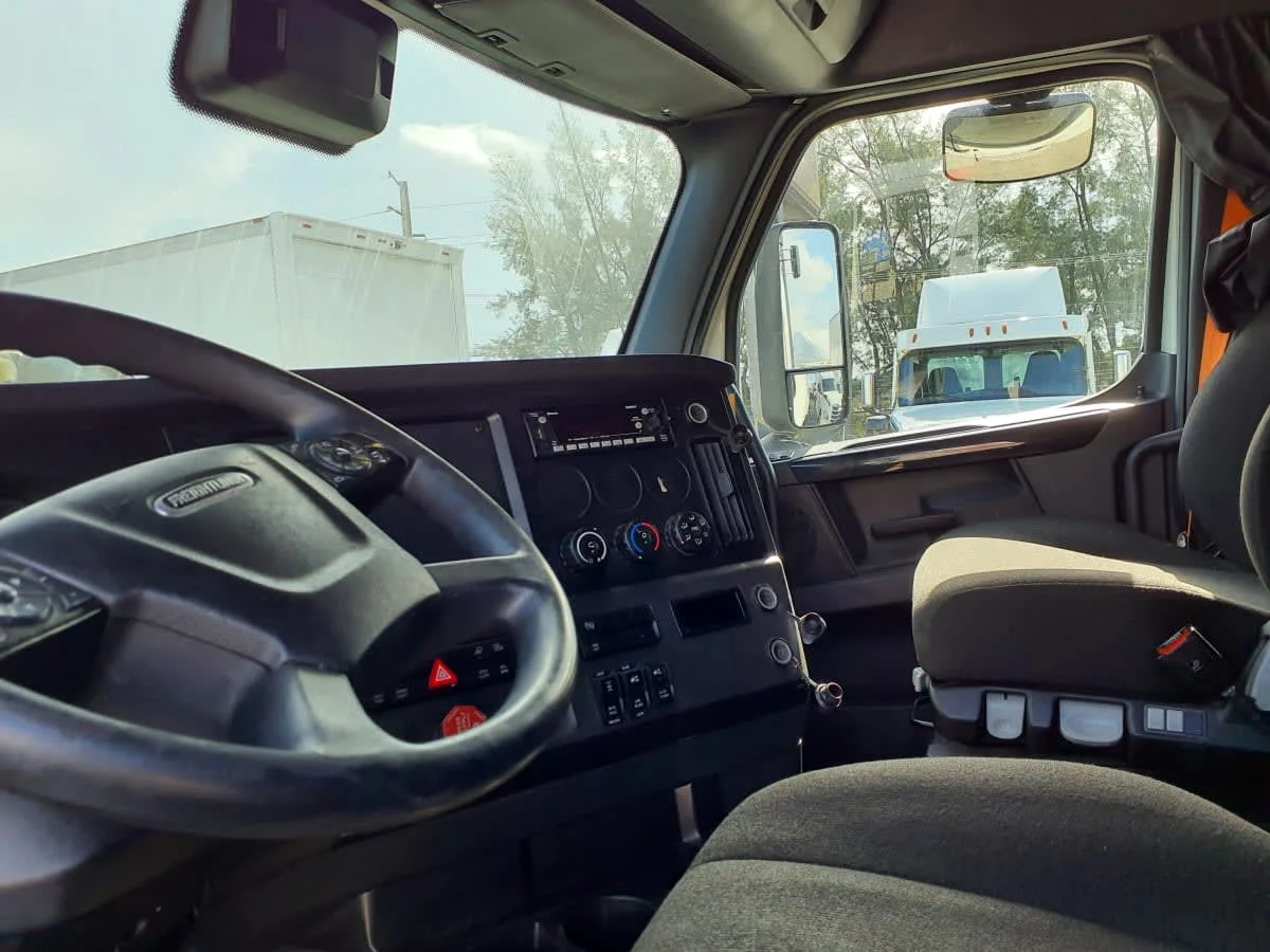 2023 Freightliner Cascadia in Miami, FL — photo 7