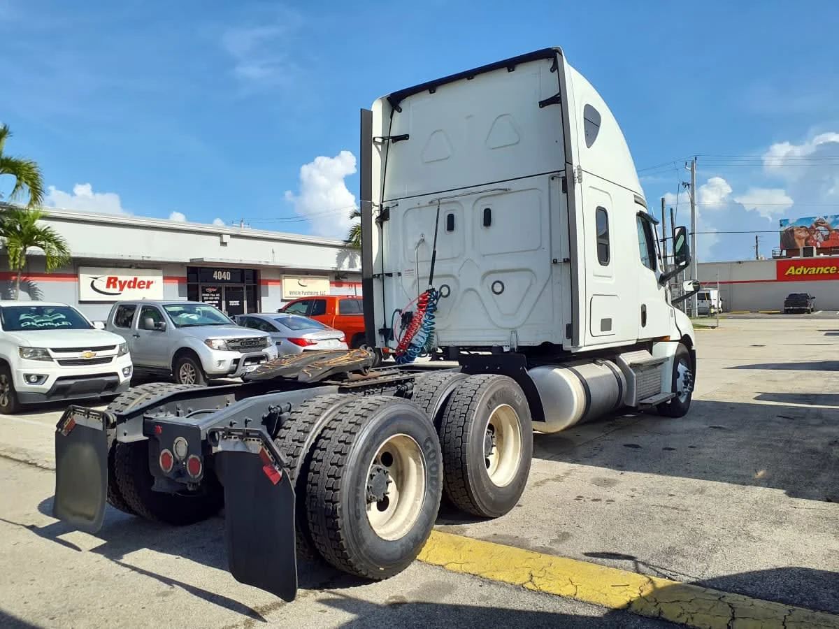 2023 Freightliner Cascadia in Miami, FL — photo 4