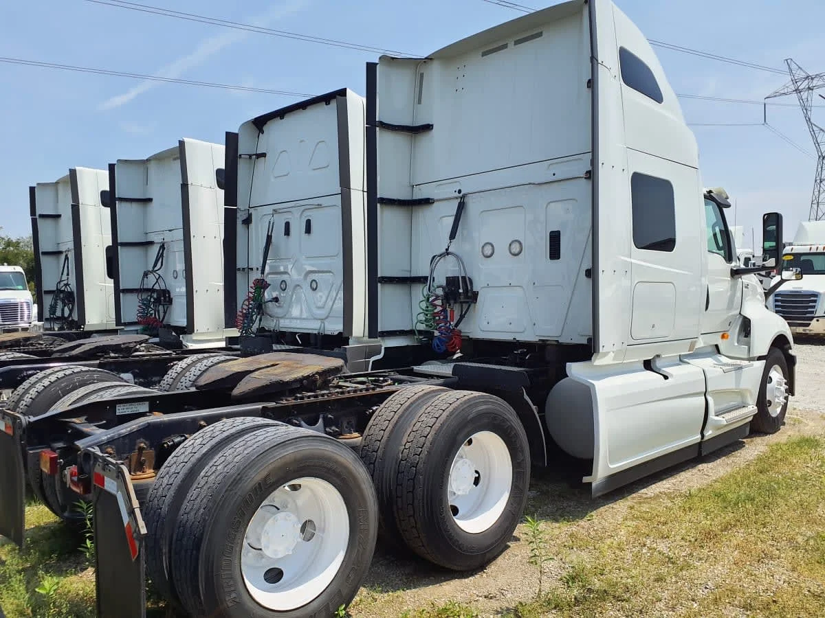 2019 International LT - image 4