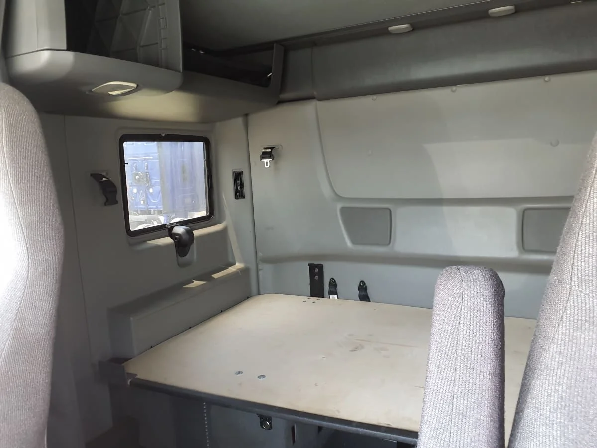 2019 International LT - image 8