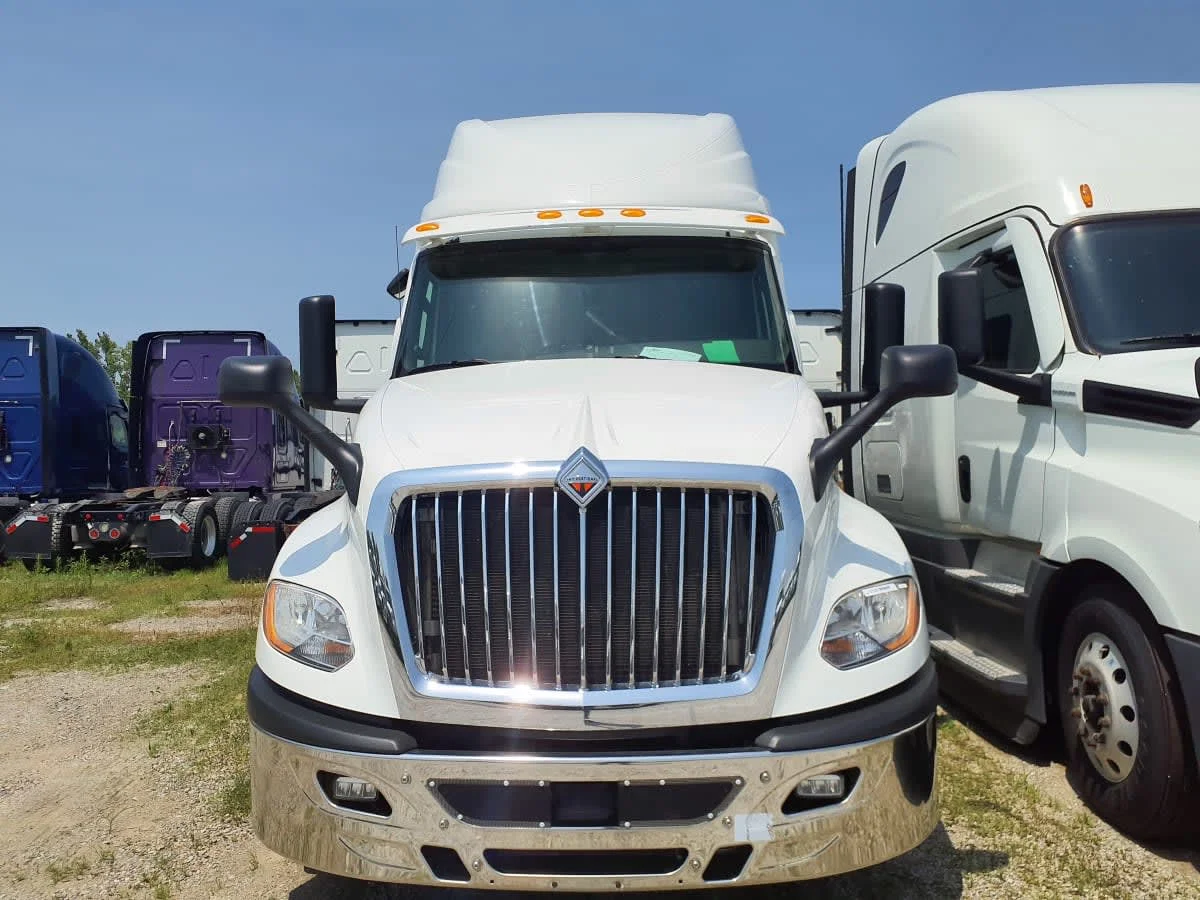 2019 International LT - image 2