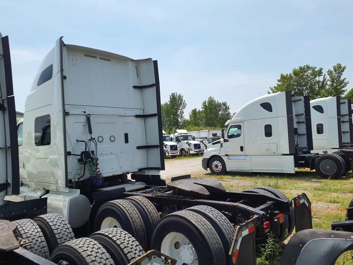 2019 International LT - image 6