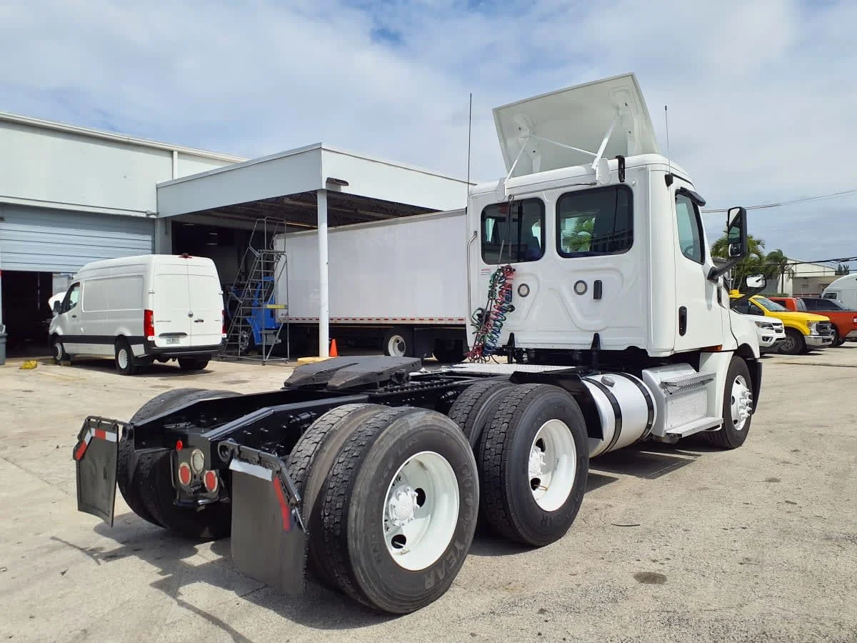 2019 Freightliner Cascadia in Miami, FL — photo 4