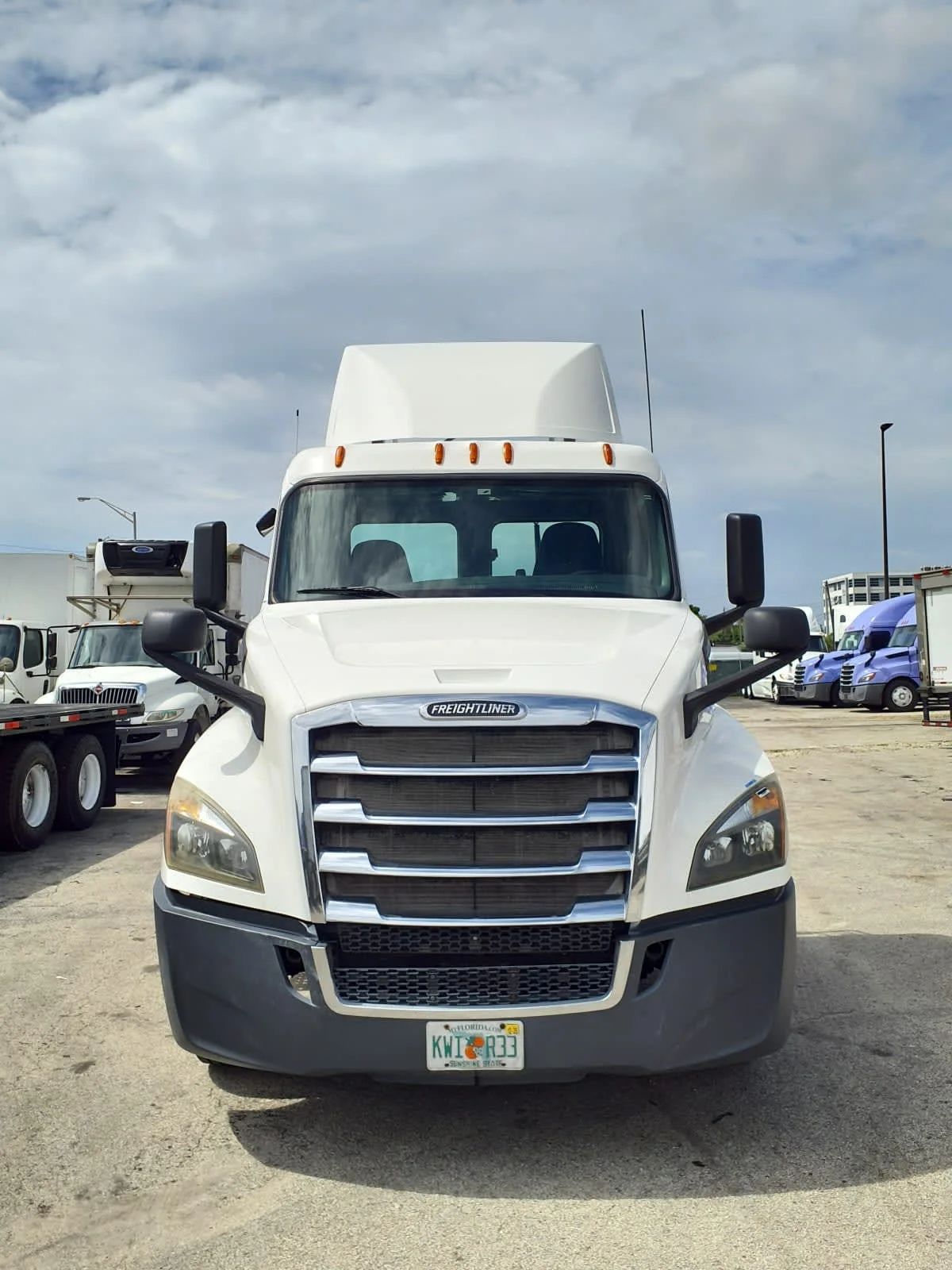 2019 Freightliner Cascadia in Miami, FL — photo 2