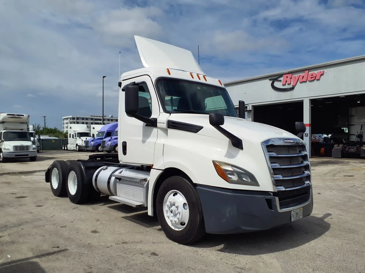2019 Freightliner Cascadia in Miami, FL — photo 3