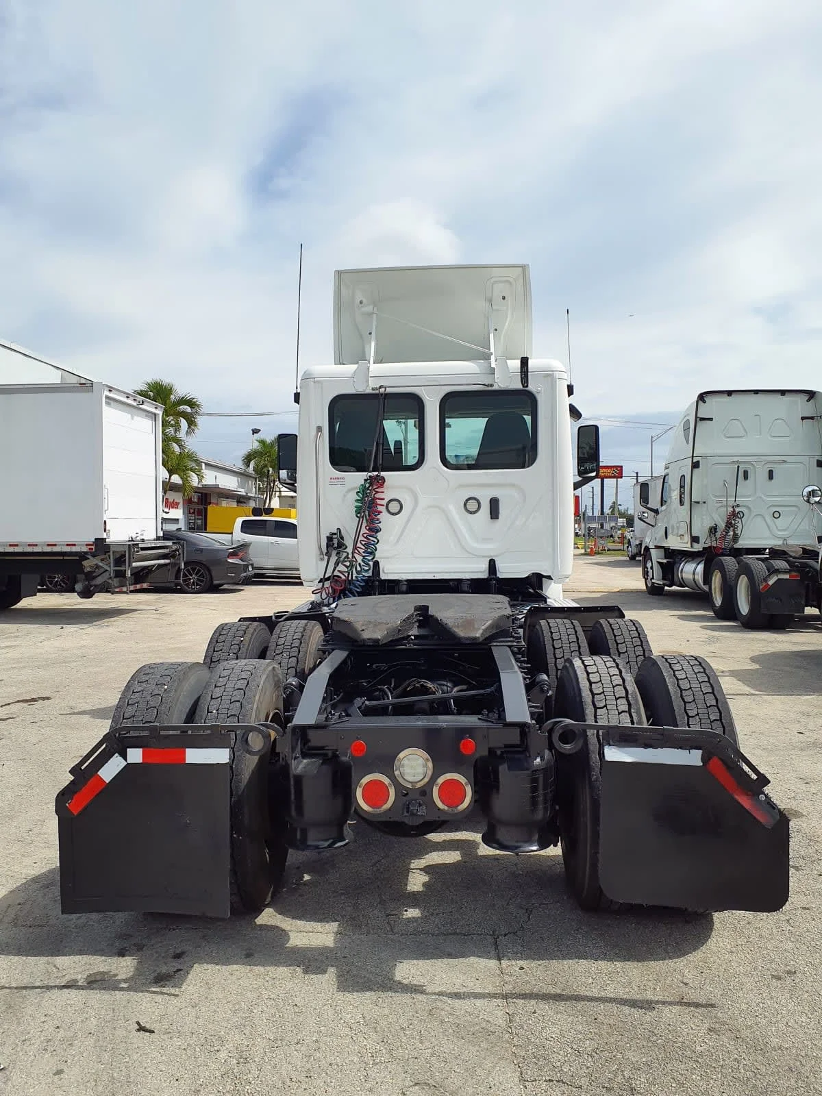 2019 Freightliner Cascadia in Miami, FL — photo 5