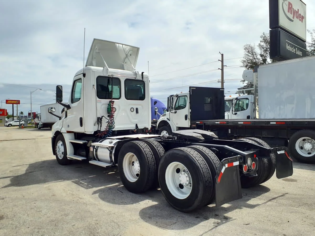 2019 Freightliner Cascadia in Miami, FL — photo 6