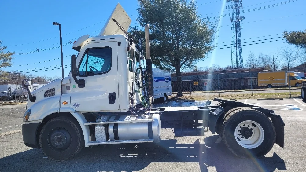 2017 Freightliner Cascadia - image 4
