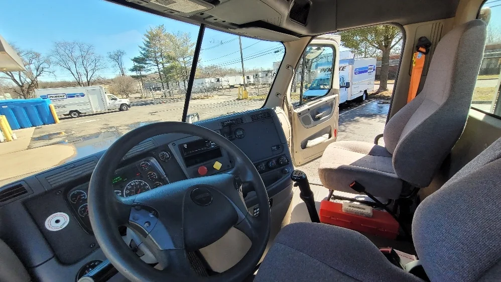 2017 Freightliner Cascadia - image 9