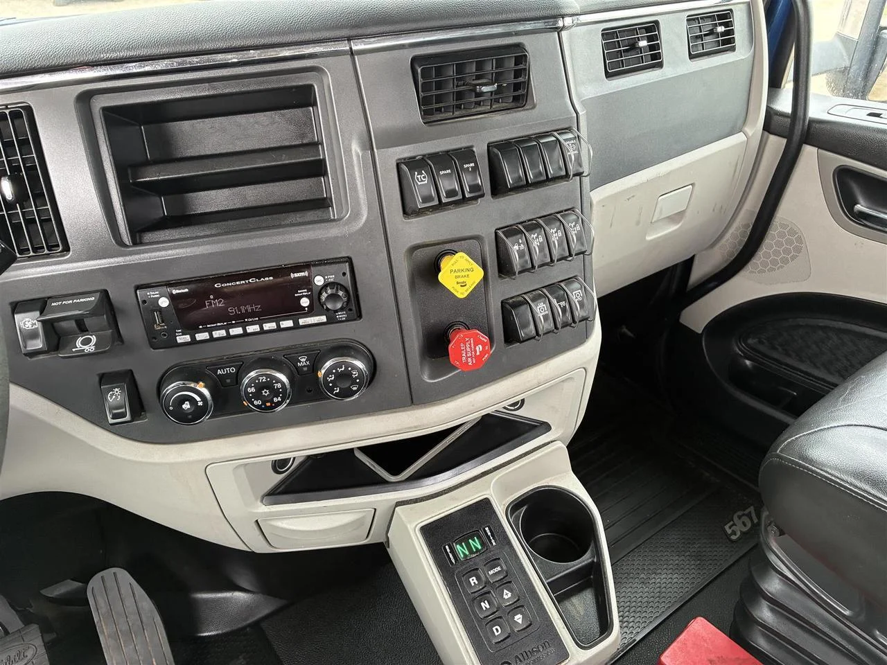 2023 Peterbilt 567 in Rochester, MN — photo 10
