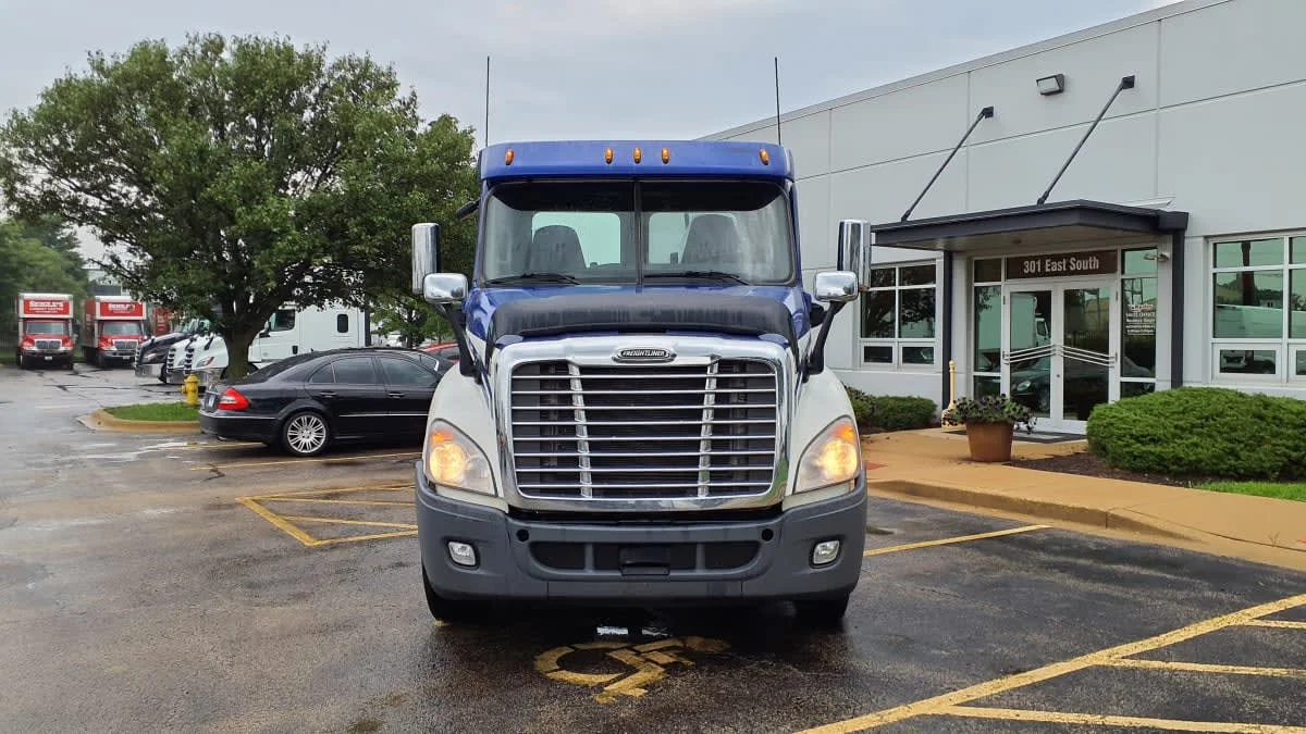 2020 Freightliner Cascadia in Bolingbrook, IL — photo 2