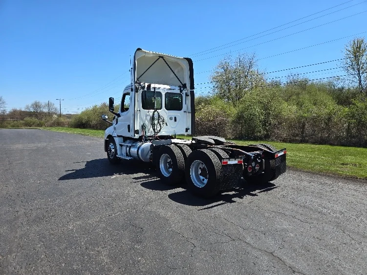 2019 Freightliner Cascadia in White Deer, PA — photo 5
