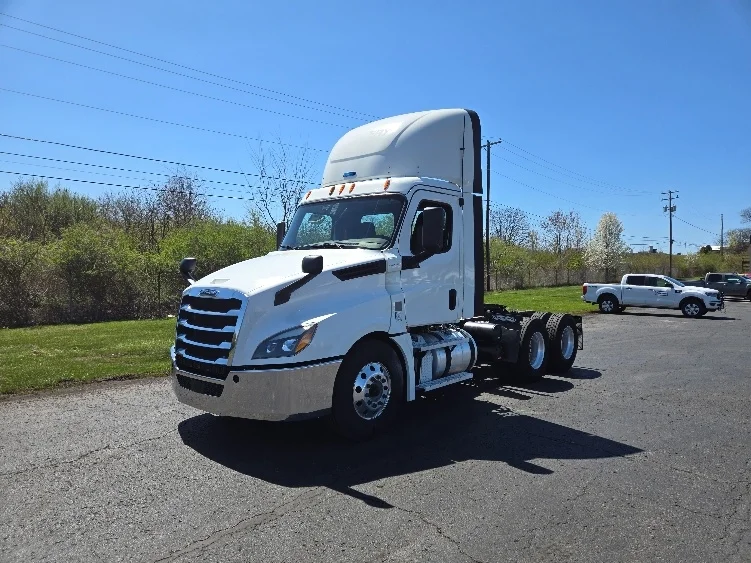 2019 Freightliner Cascadia in White Deer, PA — photo 3