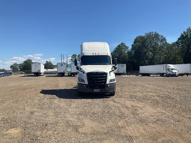 2022 Freightliner Cascadia - image 2