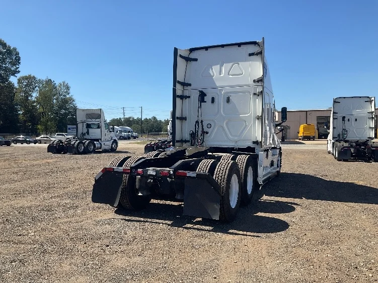 2022 Freightliner Cascadia - image 7